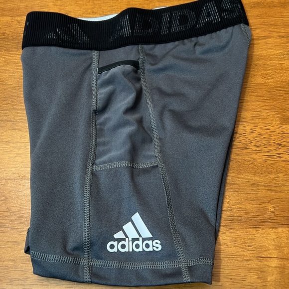 ADIDAS SHORT SIZE XS - Picture 4 of 5
